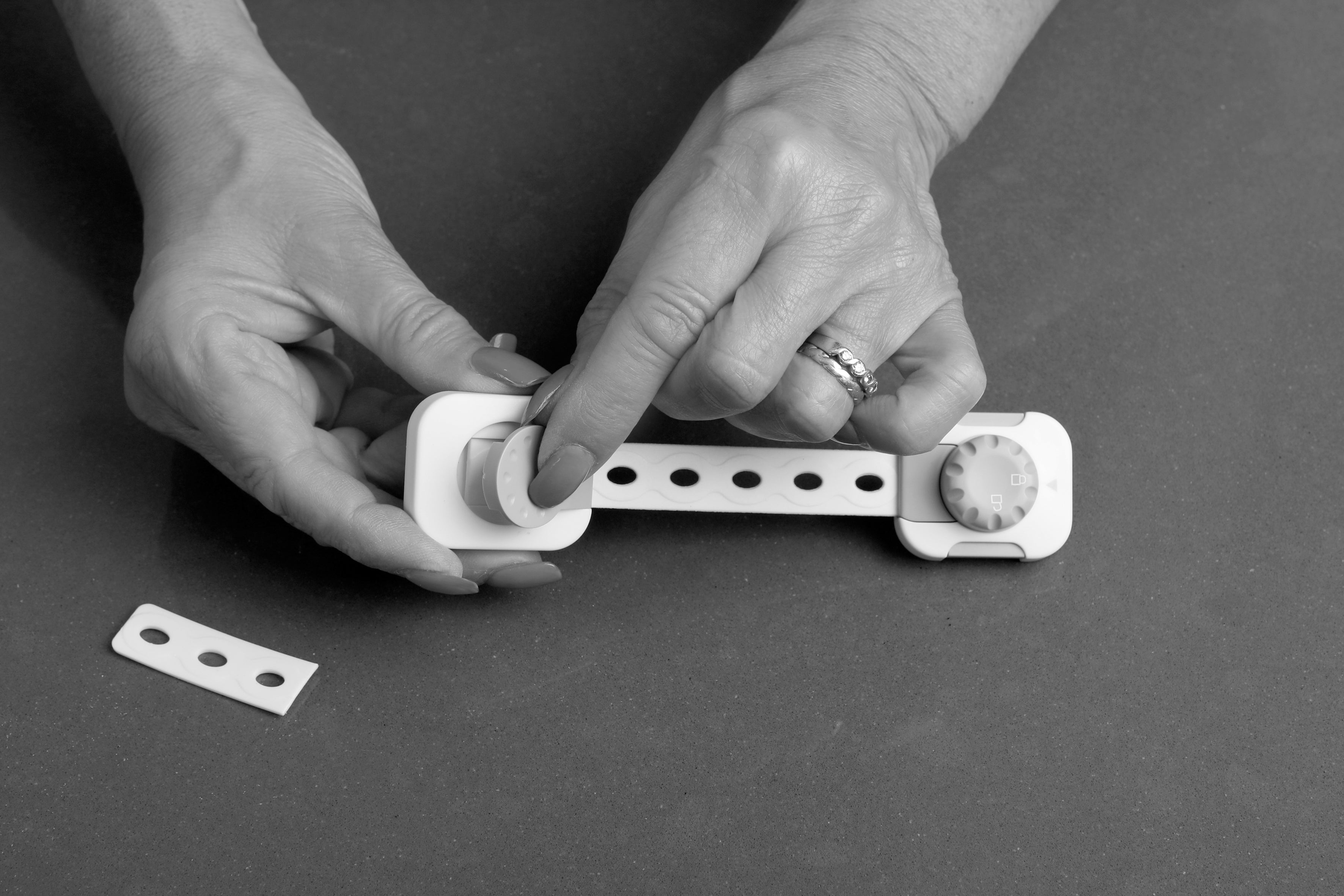Twist 'N Lock Multi-Purpose Latch 2Pk White