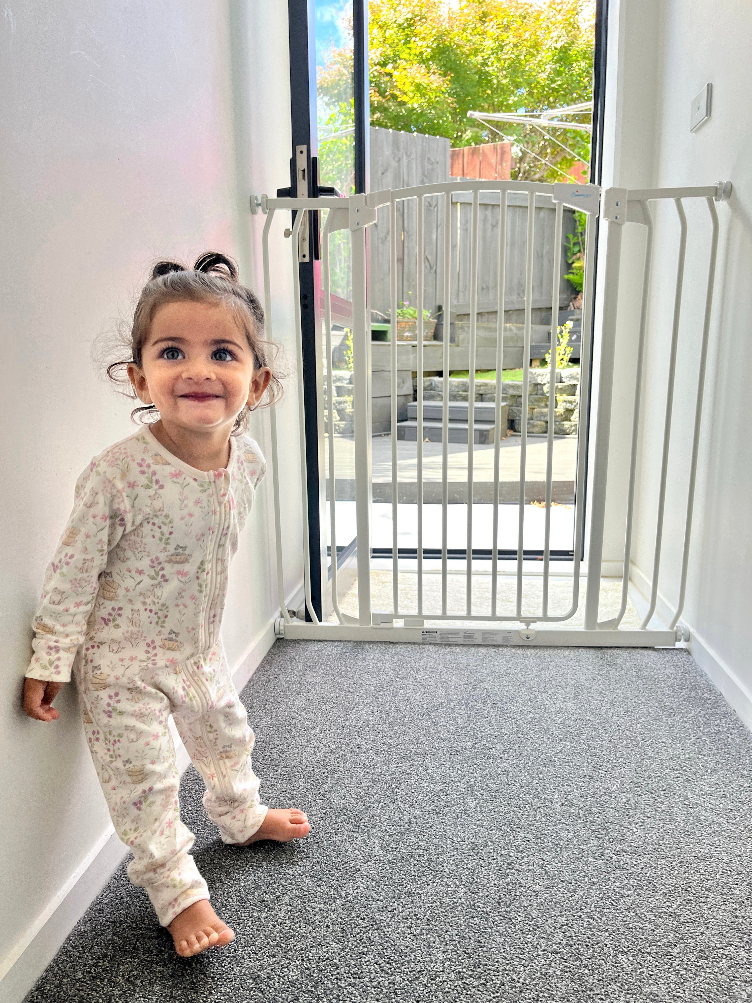 Chelsea Extra Tall 28-32in Auto Close Metal Baby Gate - White