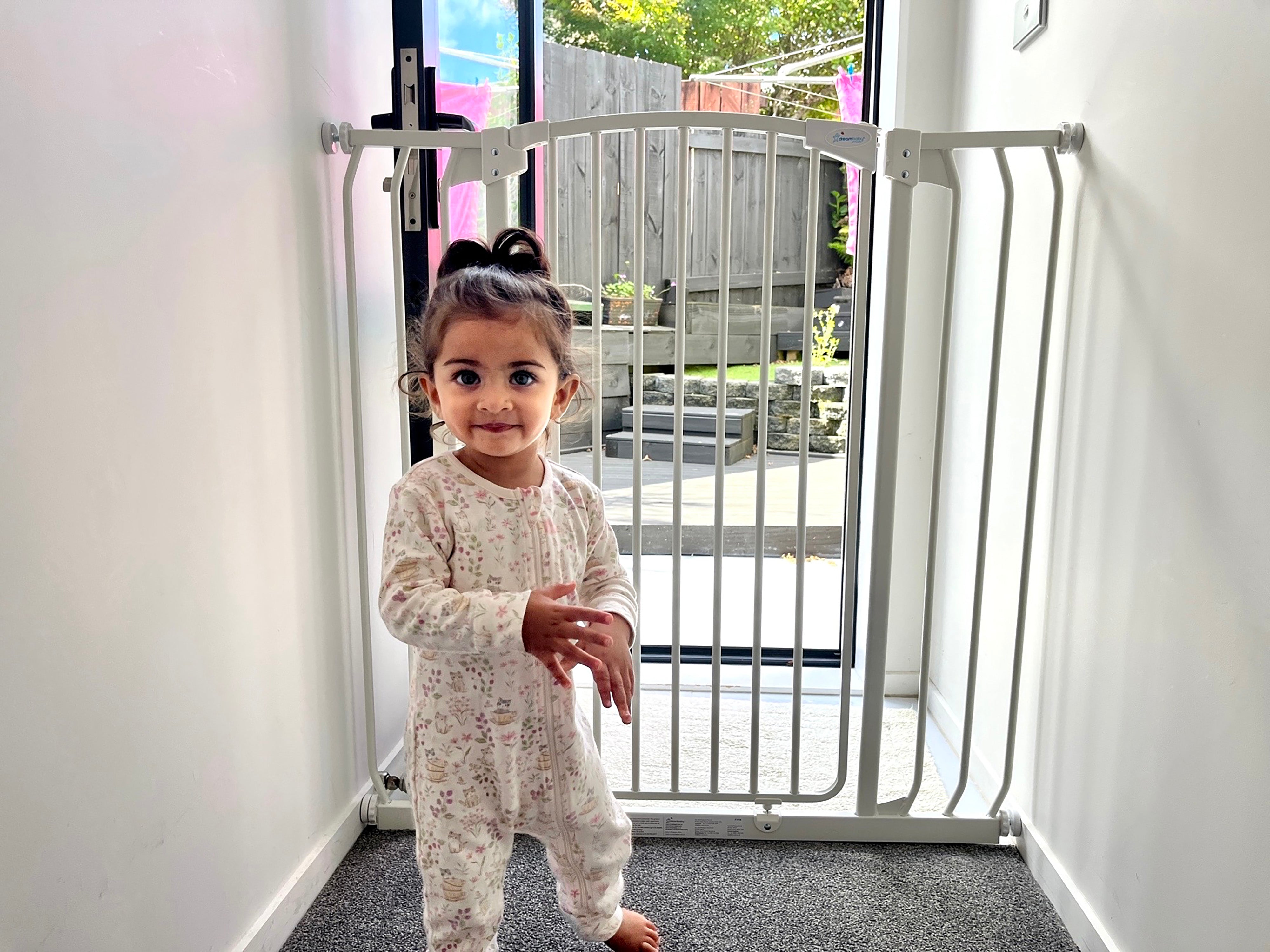 Chelsea Extra Tall 28-32in Auto Close Metal Baby Gate - White